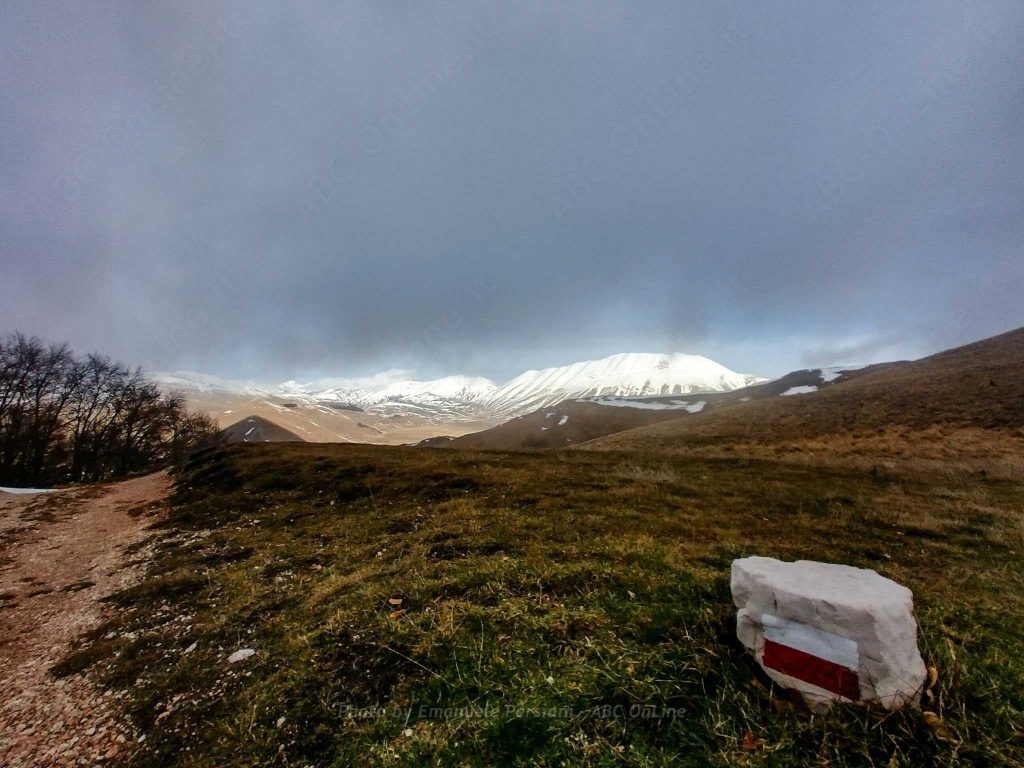 what to do in castelluccio: look at the panorama of piangrande